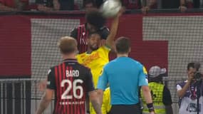 La main de Castelletto au contact de Dante, qui a abouti au penalty sifflé en faveur de Nice face à Nantes, le 23 octobre 2022