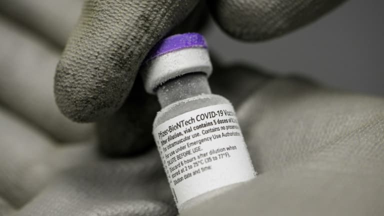 Un flacon de vaccin Pfizer BioNTech contre le Covid-19 à l'hôpital du Mans, en France, le 15 janvier 2021