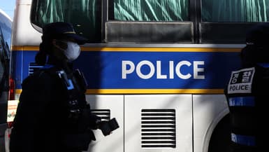 Des policiers devant la Cour constitutionnelle le 23 janvier 2025 à Séoul, en Corée du Sud. (Photo illustration)