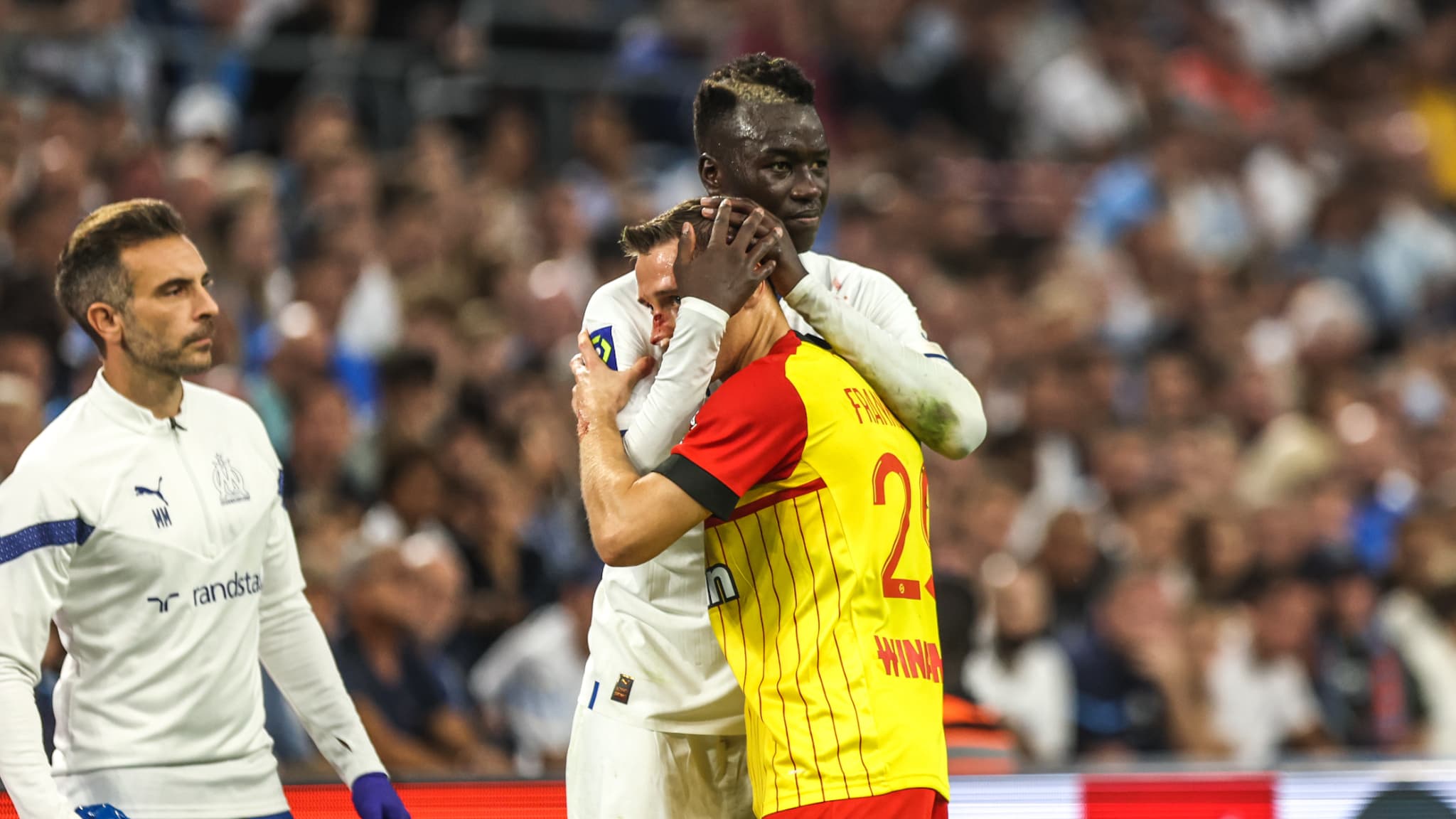OM-Lens : le câlin entre Przemyslaw Frankowski et Pape Gueye après leur choc