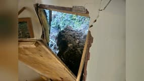 La roche tombée de la falaise a éventré l'un des murs de la maison de cette famille havraise. 