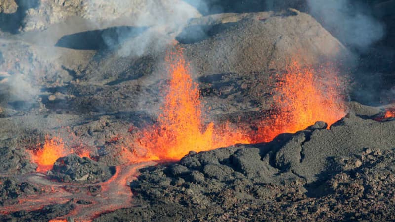 Le Piton de la Fournaise en éruption le 25 août 2015. 
