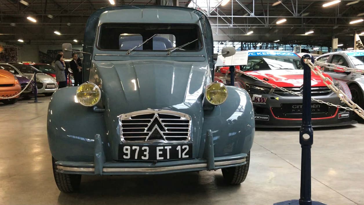 On retrouve la bonne bouille de la 2CV sur cette version fourgonnette. On retrouve la bonne bouille de la 2CV sur cette version fourgonnette.