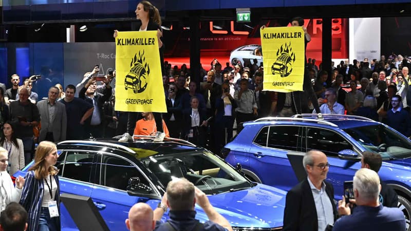 Des manifestants de l'association écologiste Greenpeace protestant au salon automobile de Francfort le 12 septembre contre les SUV.