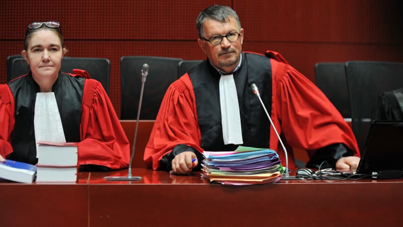 Le président de la cour d'assises, Dominique Pannetier, a suspendu l'audience en milieu de matinée à la suite d'une bataille de procédure.