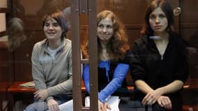 Un tribunal d'appel de Moscou a confirmé mercredi la peine de deux ans de prison infligée à deux membres du groupe punk russe Pussy Riot, Maria Aliokhina (au centre) et Nadejda Tolokonnikova (à droite), mais ordonné la libération d'Ekaterina Samoutsevitch