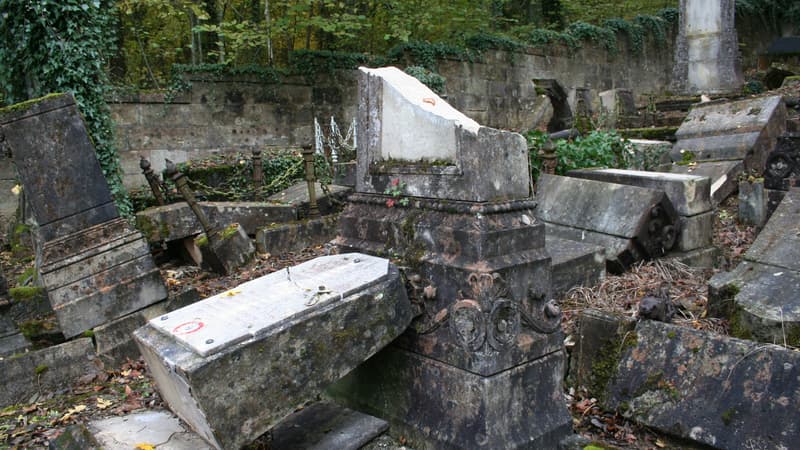 ILLUSTRATION. Photo d'une stèle brisée prise le 31 octobre 2010 au cimetière juif de Bar-le-Duc, où 49 tombes ont été profanées ce jour.