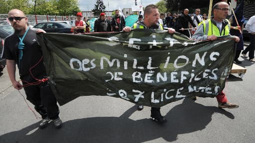 Employés de la Seita de Carquefou, manifestant après l'annonce de la fermeture de l'usine, le 25 avril 2014.