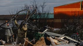 Des habitants et des visiteurs s'efforcent de dégager les débris à la recherche d'effets personnels dans une maison détruite à la suite d'une tornade le 10 décembre 2023 à Clarksville, dans le Tennessee. (Photo d'illustration)