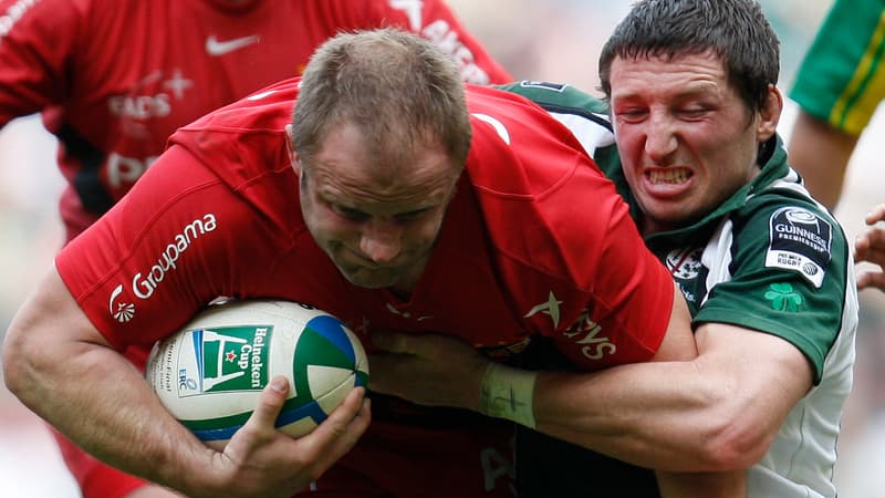 William Servat échappe à un joueur des London Irish