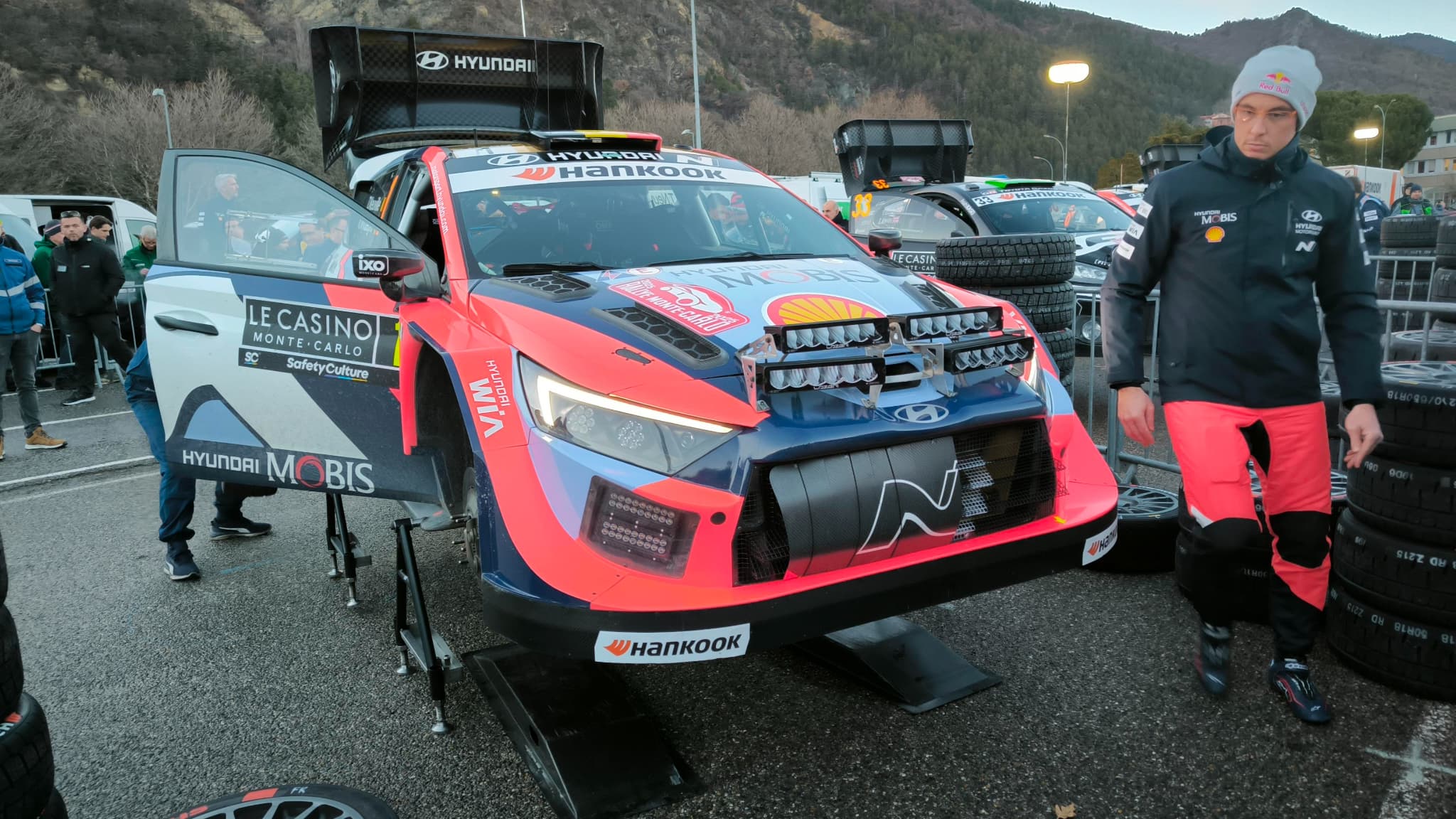 Thierry Neuville effectue des réglages avant la spéciale de Digne-les-Bains lors du Rallye Monte-Carlo le 23 janvier 2025.