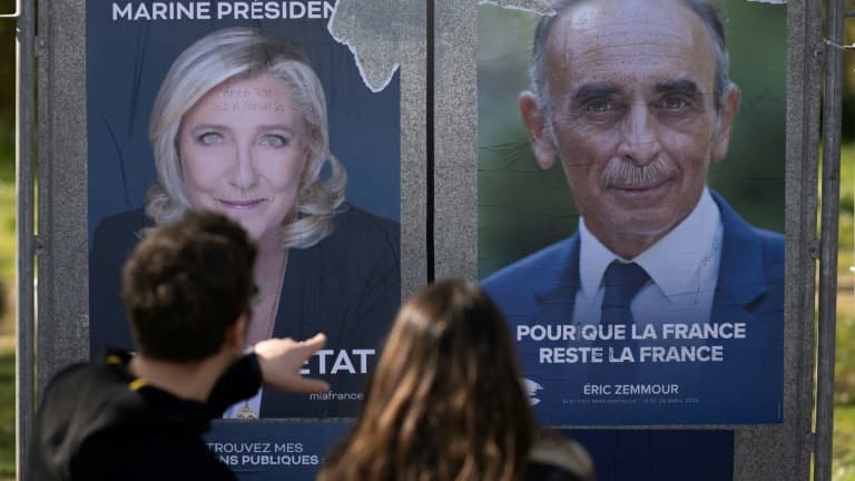La candidate du RN à la présidentielle Marine Le Pen et le candidat du parti Reconquête Eric Zemmour sur des affiches de la campagne à Montaigu le 2 avril 2002 