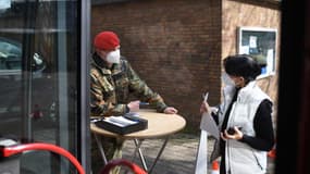 Un soldat allemand sur un site de tests rapides à Bottrop en Allemagne