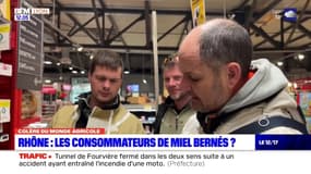 Rhône: les apiculteurs mènent une opération dans un supermarché