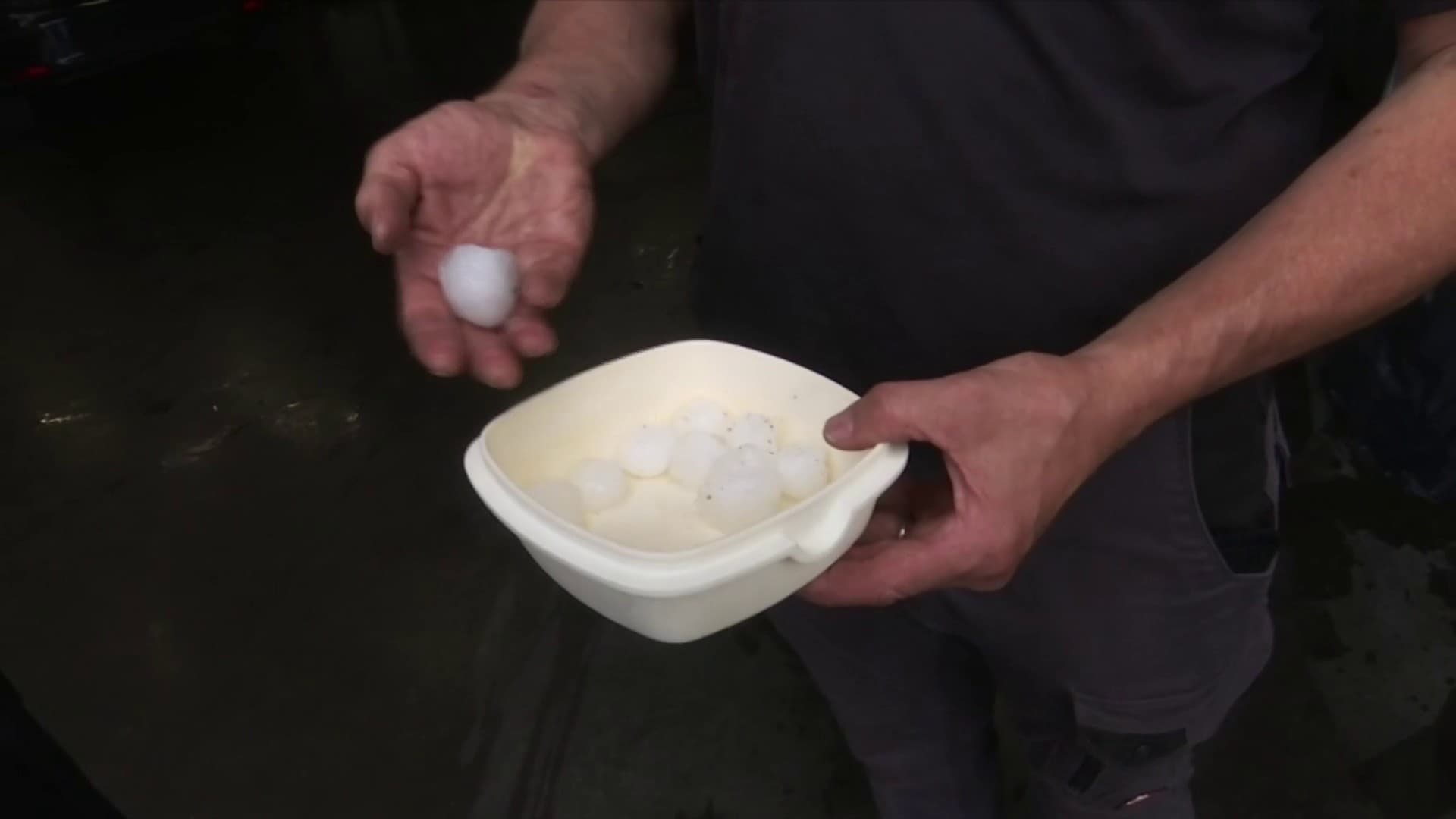 Un grêlon tombé à Saint-Galmier dans la Loire mardi 3 juin 2025 après des orages.