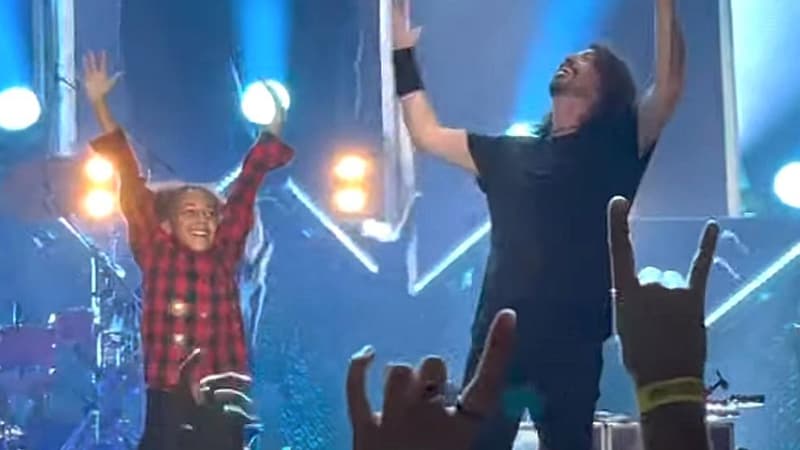 Nandi Bushell et Dave Grohl sur scène