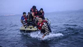 Les autorités turques ont découvert mardi sur une plage de l'ouest du pays les corps d'au moins 9 migrants, dont plusieurs enfants, noyés dans le naufrage de leur bateau qui tentait de rallier l'île grecque de Lesbos - Mardi 5 Janvier 2016 