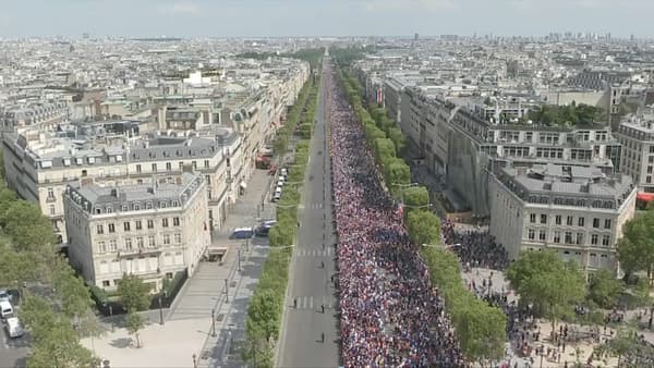 L'impressionnante liesse populaire présente sur les Champs-Elysées ce lundi après midi, deux heures avant la remontée des Bleus. L'impressionnante liesse populaire présente sur les Champs-Elysées ce lundi après midi, deux heures avant la remontée des Bleus.