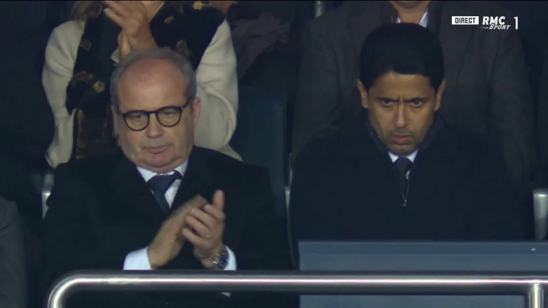 Le visage fermé de Nasser Al-Khelaïfi au moment de la sortie de Kylian Mbappé que Luis Campos (à gauche) applaudit Le visage fermé de Nasser Al-Khelaïfi au moment de la sortie de Kylian Mbappé que Luis Campos (à gauche) applaudit