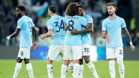 Matteo Guendouzi dans les bras de Nuno Tavares avec la Lazio, à Rome le 16 septembre 2024