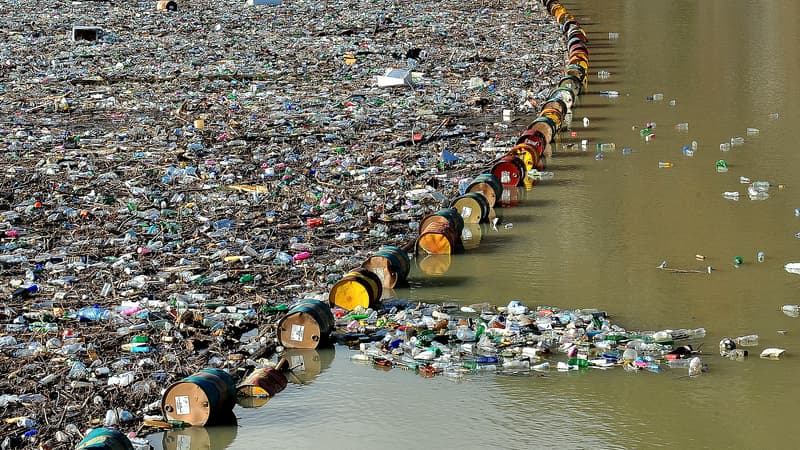 La rivière Drina en Bosnie-Herzégovine a été jonchée de déchets suite au temps humide, laissant un vaste tapis de pollution (illustration datant de 2021 au même endroit)