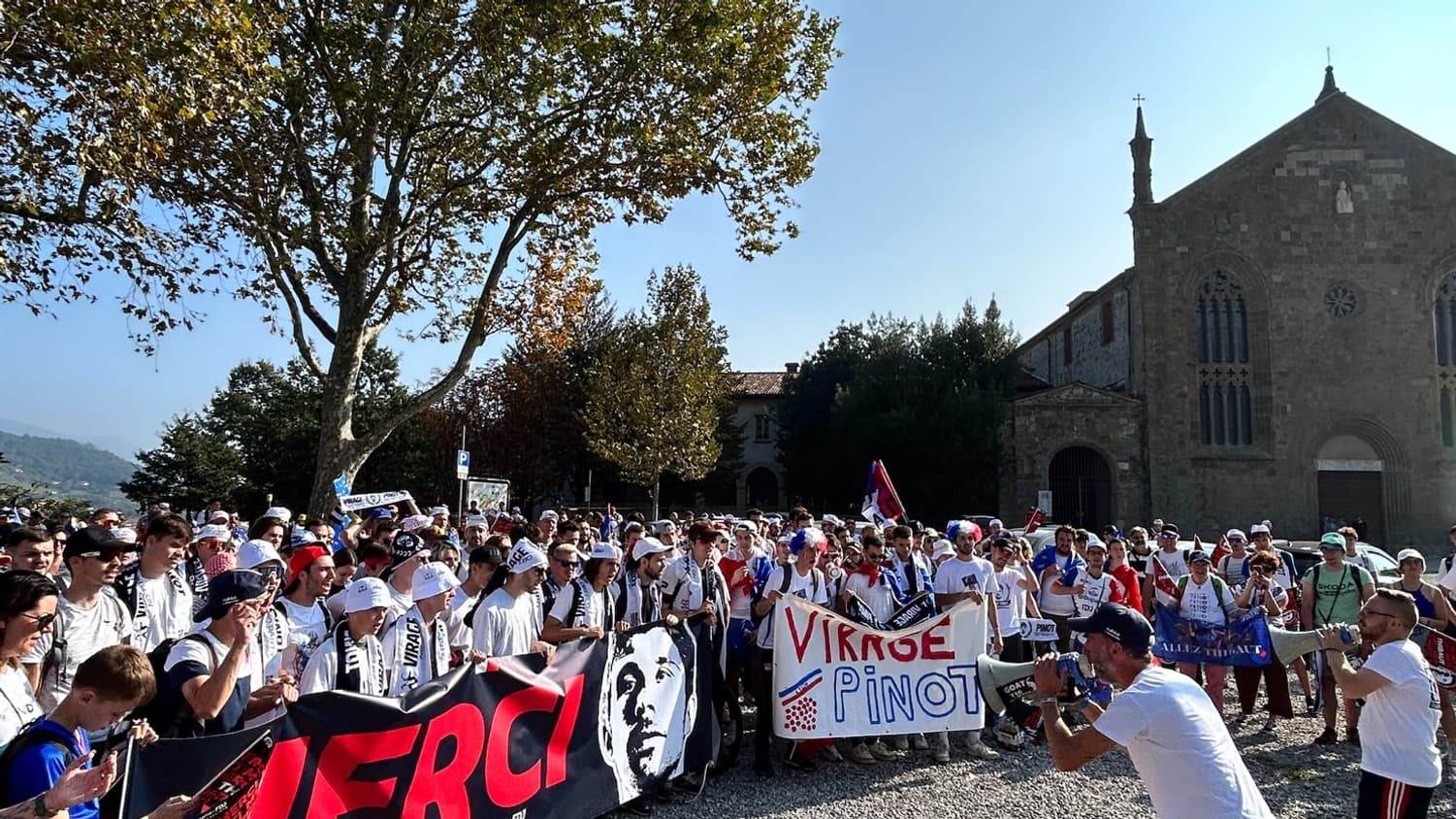 Le cortège de supporters de Thibaut Pinot, le 7 octobre 2023. Le cortège de supporters de Thibaut Pinot, le 7 octobre 2023.