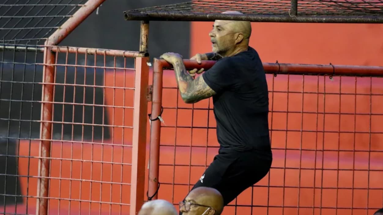 Jorge Sampaoli accroché à un grillage