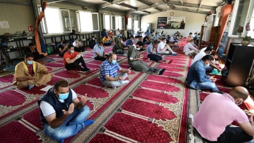 Des musulmans portant des masques et observant les régles de distanciation sociale prient dans une mosquée de Milan, le 5 juin 2020