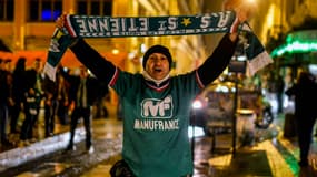Un supporter de l'équipe de l'équipe de St-Etienne, qui a remporté la coupe de la ligue samedi contre Rennes.