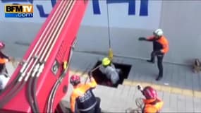 Chute spectaculaire de piétons dans un trou sur un trottoir à Séoul