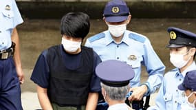  Le suspect Tetsuya Yamagam est transféré au tribunal de district de Nara au poste de police de Nara Nishi, dans la ville de Nara, préfecture de Nara, le 10 juillet 2022. L'accusé, âgé de 45 ans, a été inculpé de meurtre et d'autres crimes pour avoir tué l'ancien Premier ministre Shinzo Abe. 