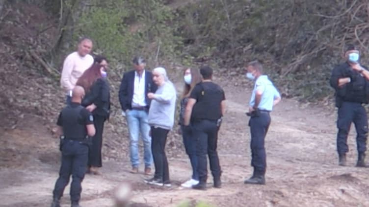 L'ex-femme du tueur Michel Fourniret, Monique Olivier, s'entretient avec les enquêteurs lors de l'opération de recherche des restes d'Estelle Mouzin, dans le bois d'Issancourt-et-Rumel, le 28 avril 2021.