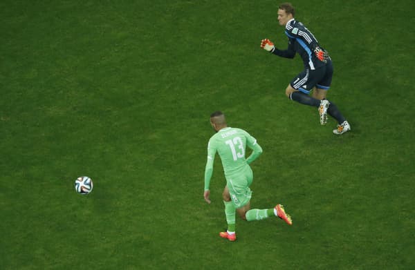 L'Allemand Manuel Neuer (en haut) au duel avec l'Algérien Islam Slimani lors de la Coupe du monde 2014