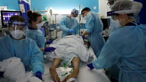 Des membres du personnel de soins intensifs s'occupent d'un patient atteint du Covid-19 à l'hôpital King's College de Londres (Royaume-Uni) le 27 janvier 2021. (photo d'illustration)