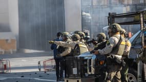 Des agents du département du shérif de Los Angeles lors d'un affrontement entre la patrouille frontalière américaine et des manifestants près d'un Home Depot le 7 juin 2025 à Paramount, Californie.