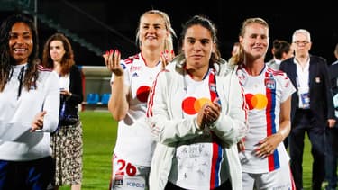 Amel Majri avec ses coéquipières de l'OL en juin 2022.