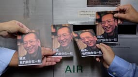 Des manifestants chinois s'apprêtent à poster des cartes à destination du prix Nobel Liu Xiaobo atteint d'un cancer en phase terminal, à Hong Kong le 05 juillet 2017