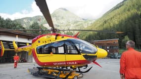 Un hélicoptère de secours de montagne