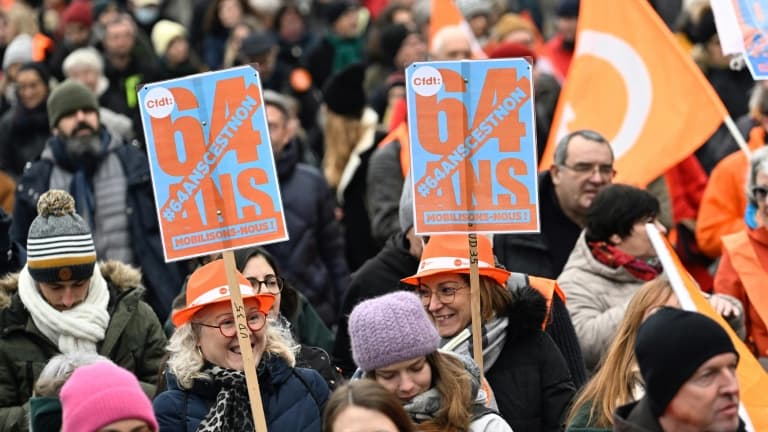 Deux manifestantes brandissent des pancartes dans la marche contre la réforme des retraites, à Rennes, le 19 janvier 2023 Deux manifestantes brandissent des pancartes dans la marche contre la réforme des retraites, à Rennes, le 19 janvier 2023