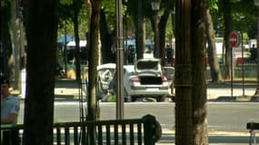 Une voiture a foncé sur une camionnette de la gendarmerie sur les Champs-Élysées, à Paris, le 19 juin 2017