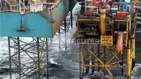 Selon Total, la fuite de gaz survenue dans le champ d'Elgin, en mer du Nord, n'est toujours pas résorbée mais des ingénieurs ont installé des équipements permettant de faire dévier le flux loin de la plate-forme de production. /Photo d'archives/REUTERS/To