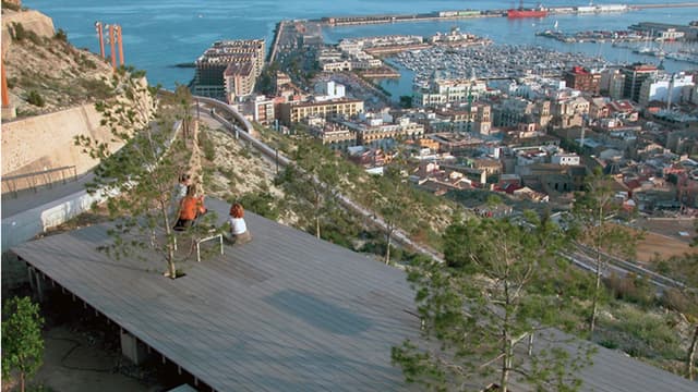 L'agence Obras a notamment conçu ce parc à Alicante, dans les années 1990