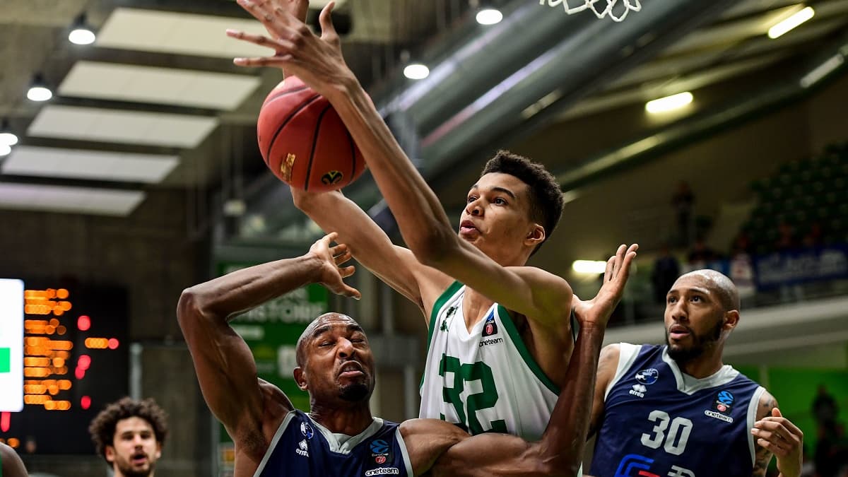 Victor Wembanyama (en blanc) lors de ses première minutes avec le groupe pro de Nanterre face à Brescia en EuroCup