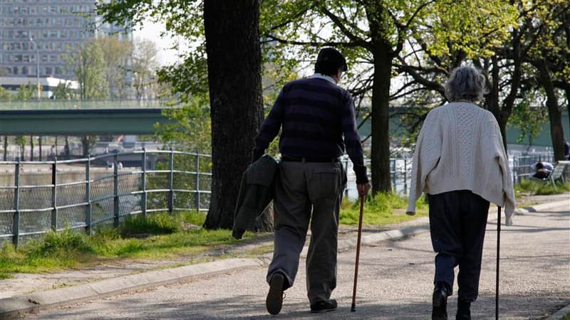 La réforme des retraites en France focalise l'attention de l'Union européenne au point d'irriter Paris, mais elle constitue l'un des principaux leviers de redressement des comptes publics sur la durée. Une augmentation graduelle de l'âge légal de départ à