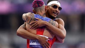 Nick Mayhugh félicite Jaydin Blackwell après la finale du 100m T38.