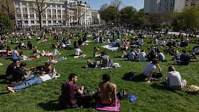 Les gens profitent du soleil dans le jardin Villemin - Mahsa Jina Amini à Paris le 6 avril 2025.
