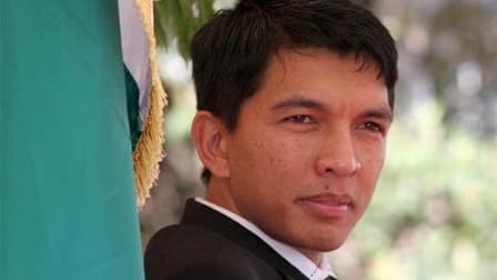 Une vingtaine d'officiers ont annoncé mercredi prendre le pouvoir à Madagascar, le jour même d'un référendum constitutionnel visant à légitimer le pouvoir du président Andry Rajoelina (photo). /Photo prise le 2 septembre 2009/REUTERS/Richard Lough