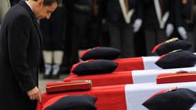 Nicolas Sarkozy a rendu hommage mercredi à Varces, en Isère, aux quatre soldats français tués la semaine dernière en Afghanistan, où ils étaient venus lutter "pour la paix et la stabilité", a-t-il dit, parlant d'eux en victimes du terrorisme. /Photo prise