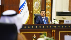 Le Premier ministre irakien Mohamed Shia al-Sudani en réunion avec le ministre des transports.