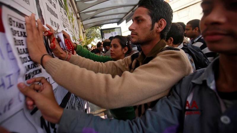 Manifestants placardant des messages d'indignation, à New dehli, à la suite de la mort dans un hôpital de Singapour d'une jeune femme victime d'un viol en réunion. Quelques centaines de personnes se sont rassemblées dans deux endroits différents de New De